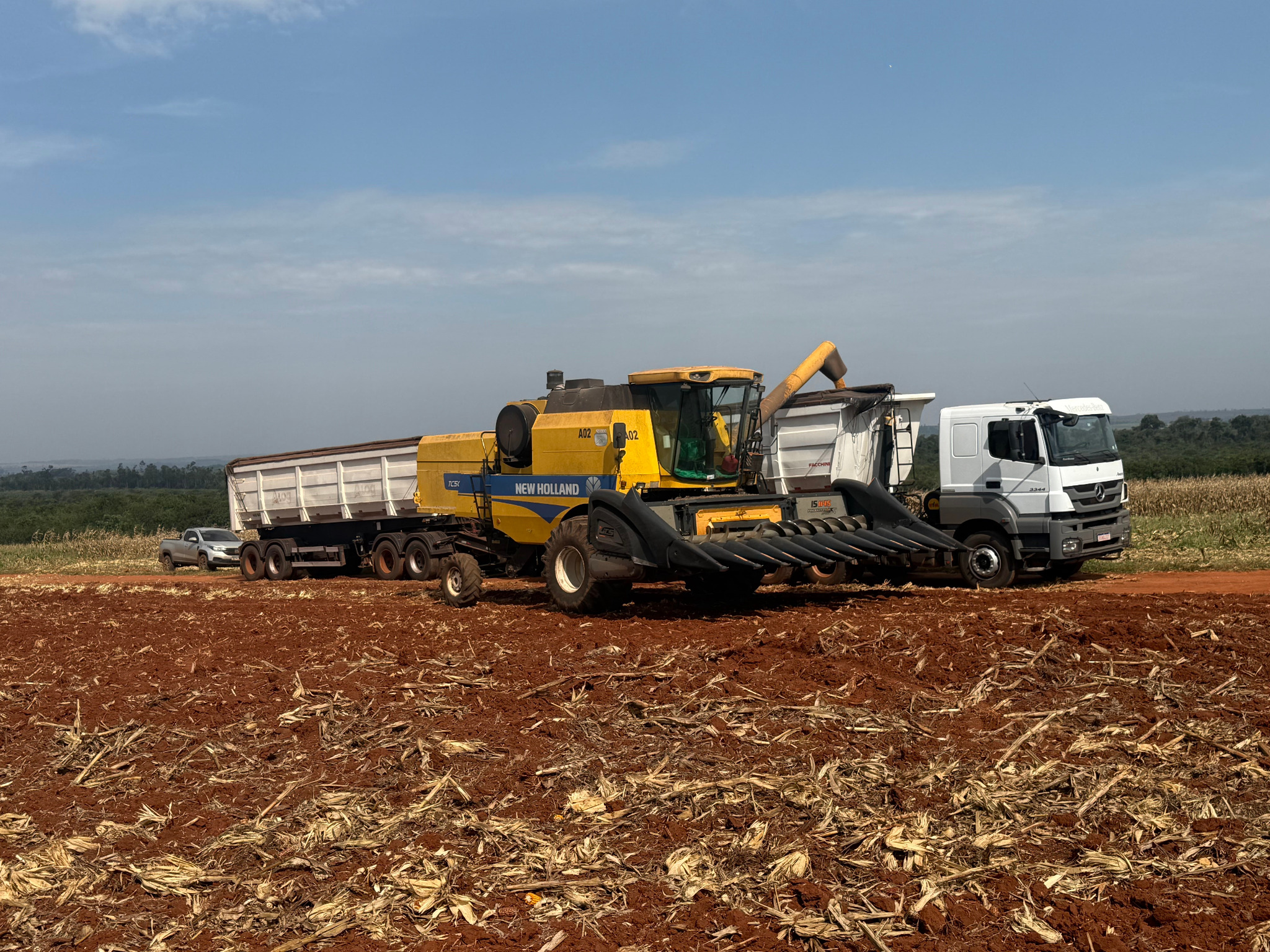 Axor 3344 da MillS em operação real de campo com rodocaçamba