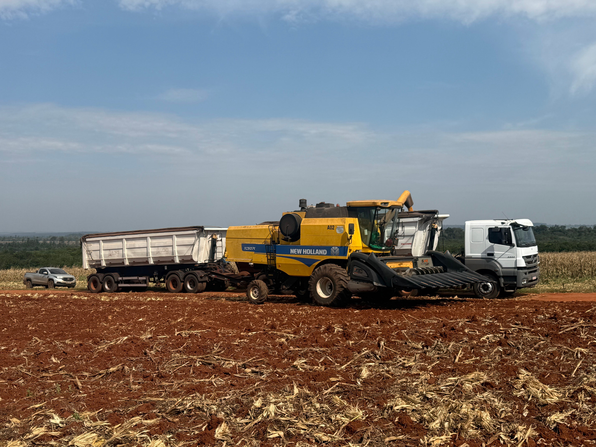 Axor 3344 e rodocaçamba MillS em operação real junto à colheita